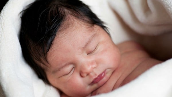 婴儿出生时有头发睡觉