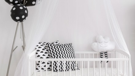 现代黑白婴儿床和装饰