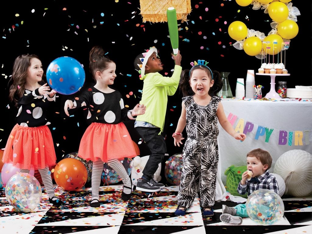 一群孩子在生日聚会上玩得很开心