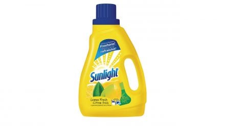 一瓶阳光柠檬新鲜液体洗衣液