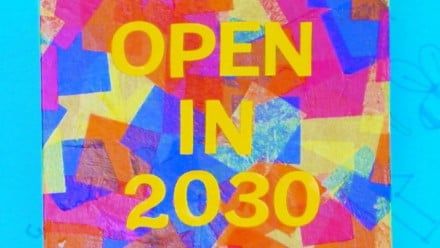 用彩色方纸装饰的盒子，上面写着“2030年开放”。