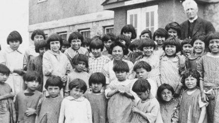 加拿大土著寄宿学校儿童的历史照片，用于关于寄宿学校的书籍综述。