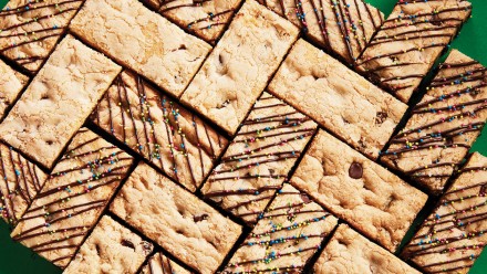 巧克力饼干条排列在绿色背景上