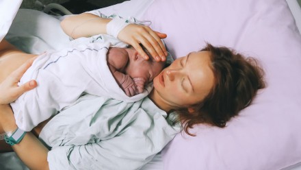 在医院里，母亲抱着她刚出生的婴儿。