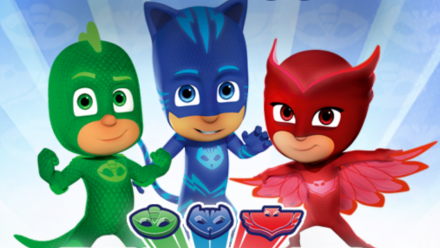 三个被称为PJ面具的儿童超级英雄穿着他们的服装。
