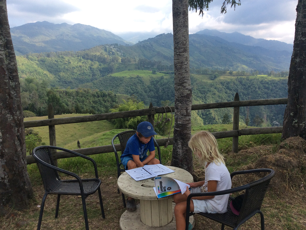 达莉亚·所罗门的孩子们在哥伦比亚做作业