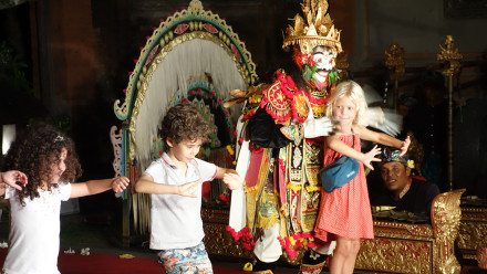 所罗门家族在巴厘岛跳舞
