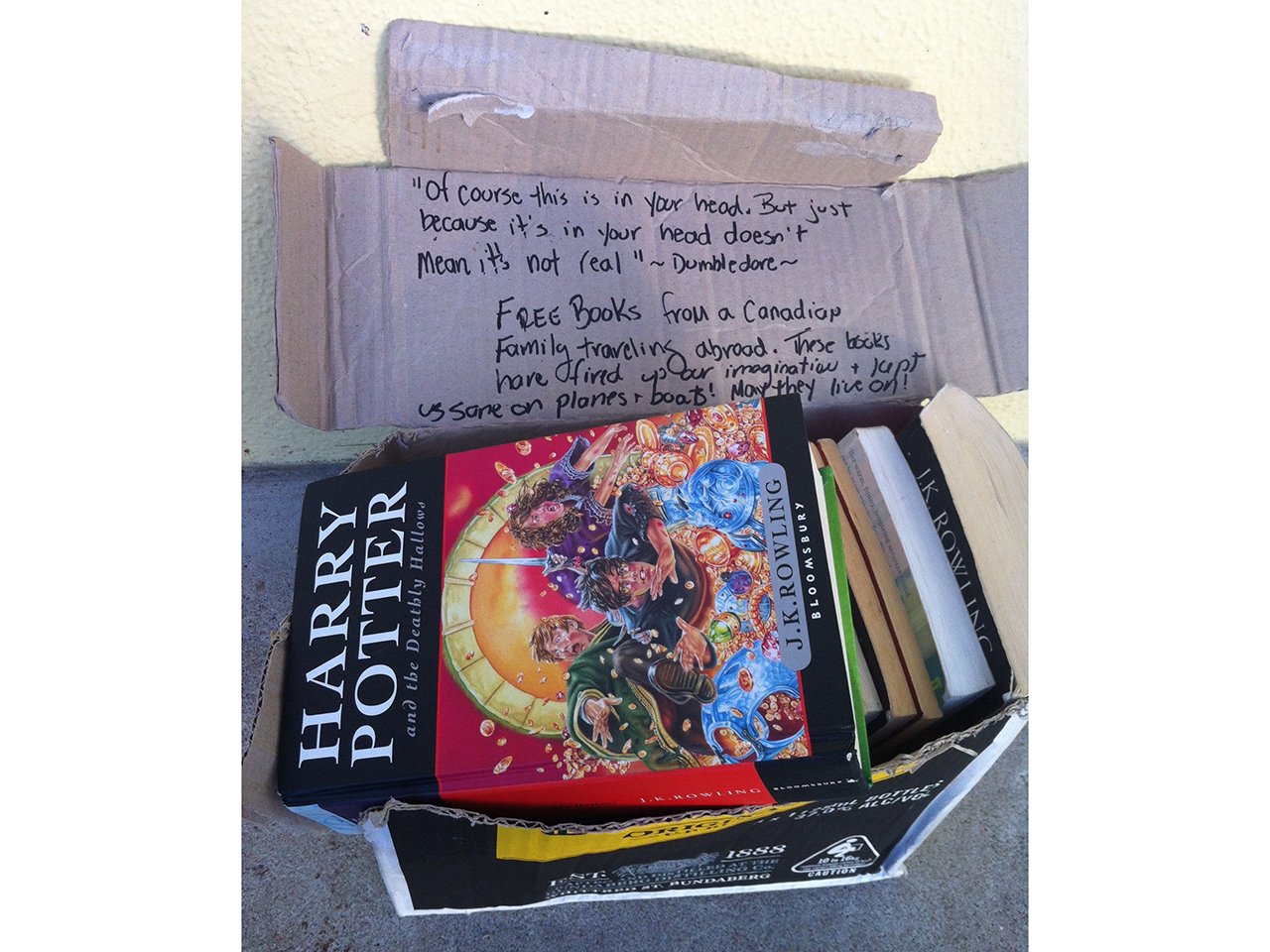 留下了一箱哈利波特的书，还有一张纸条