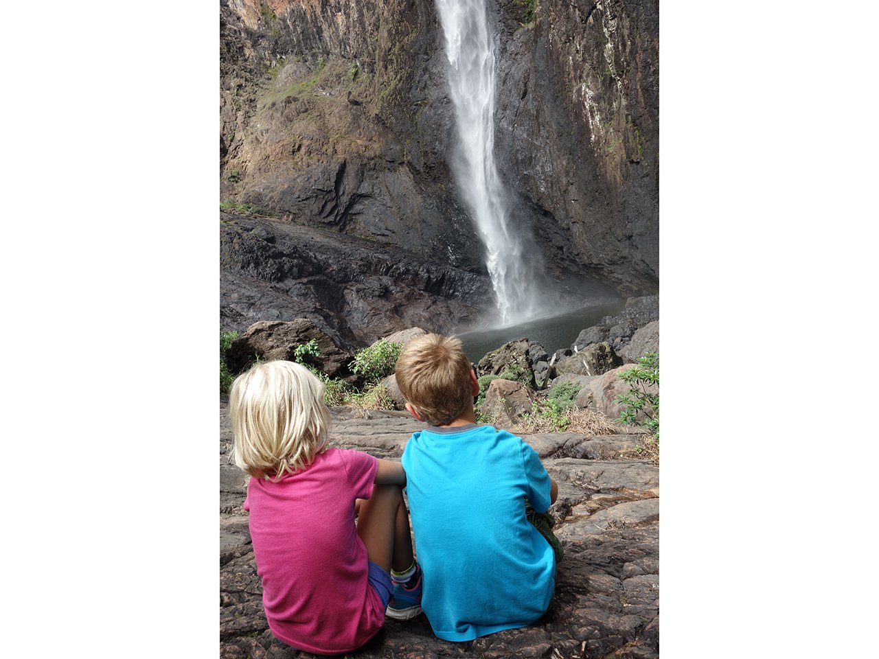 所罗门的孩子们正在欣赏瀑布