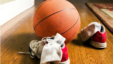 脏袜子和运动鞋、篮球放在一起