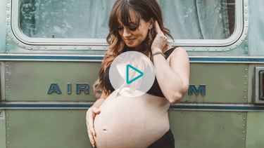 克里斯汀·莎拉在她的Airstream巴士前怀孕了