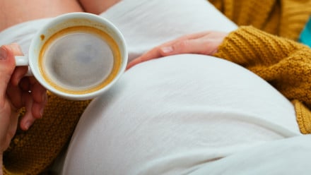 孕妇端着咖啡