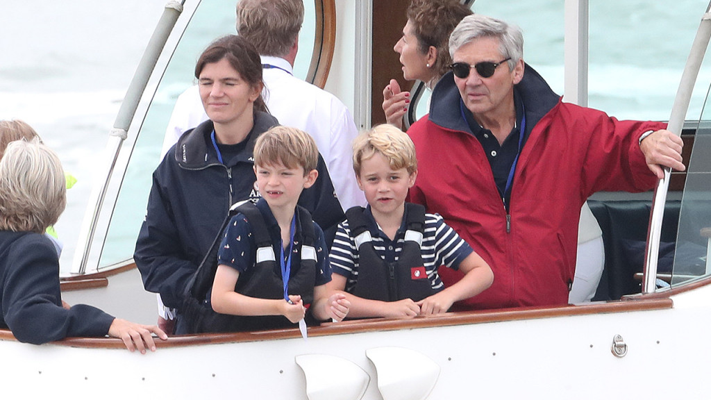乔治王子和一位朋友穿着救生衣在船上