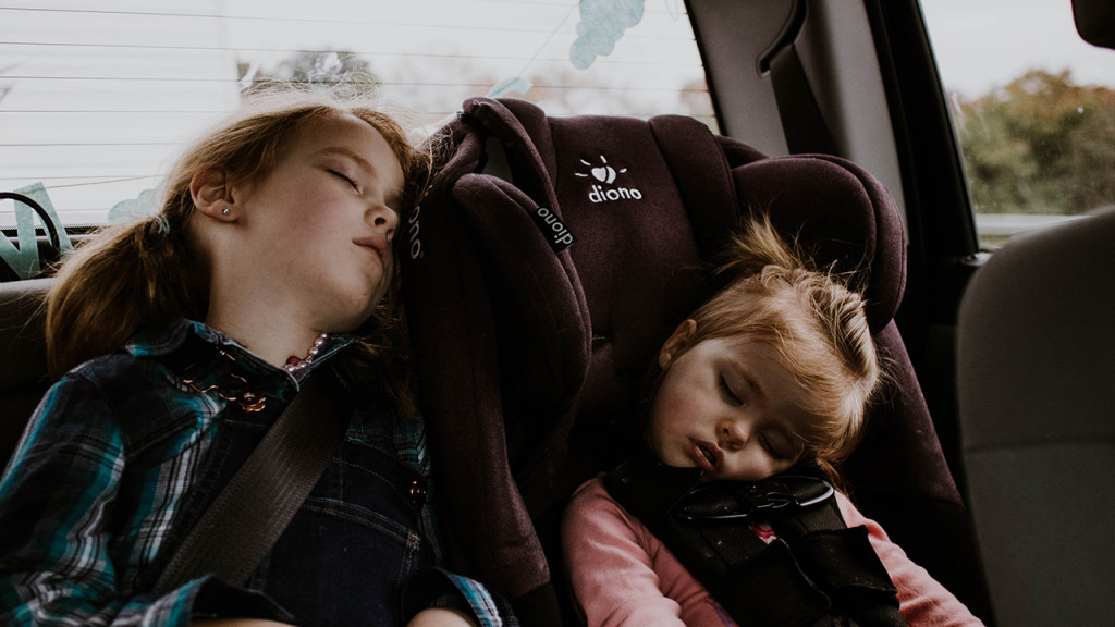 两个女孩睡在车里