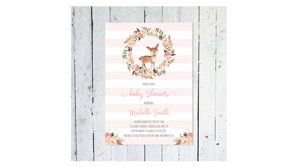婴儿淋浴邀请鹿在花环设计，粉红色和白色条纹的背景