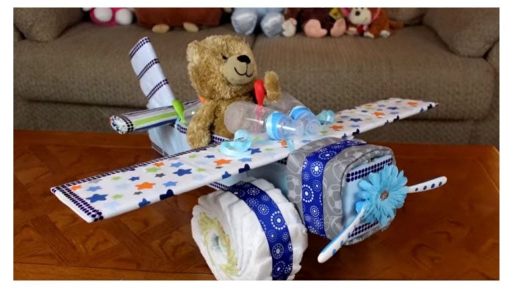 泰迪熊坐在尿布做的飞机上
