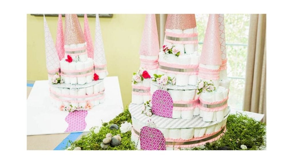 四层尿布蛋糕，形状像一个粉红色的城堡