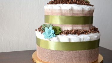 尿布蛋糕:用尿布和鲜花做成的双层乡村蛋糕