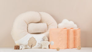粉色护理枕头和其他婴儿用品