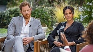 在接受奥普拉的采访时，哈里王子和梅根·马克尔坐在户外露台上，身后是绿色植物