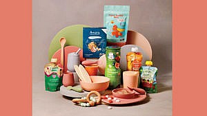 Gerber、baby Gourmet、Heinz等品牌的一系列包装婴儿食品，配有漂亮的碗、盘子和器皿，颜色有桃色、粘土色、石灰绿和玫瑰色