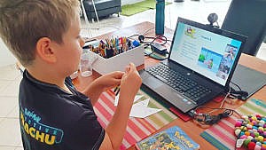 一个孩子在笔记本电脑前通过Outschool平台参加Pokémon主题课程