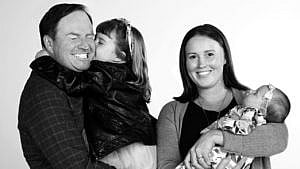 史蒂夫·帕特森和他的妻子和两个孩子的黑白照片