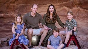 威廉王子、凯特·米德尔顿、乔治王子、夏洛特公主和路易斯王子在约旦的一个山洞里合影留念