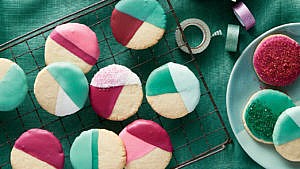 糖饼干的照片，用红色、绿色和白色的糖霜