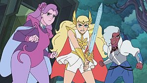 动画片《She-Ra and the princess of Power》的图片;一个角色是紫色的，另一个是拿着剑的金发女郎，第三个是灰色头发，穿着蓝色衣服。