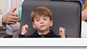 在铂金庆典庆典上，路易斯王子做了一个有趣的鬼脸，并向后竖起大拇指