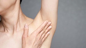 女性用手盖住裸露的腋窝，那里可能会发生酵母菌感染