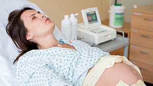 一名妇女在医院分娩时通过宫缩进行呼吸