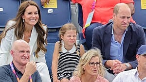 夏洛特公主与威廉王子和凯特·米德尔顿一起在看台上看英联邦运动会