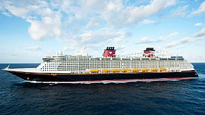迪士尼梦想号游轮在公海上航行。