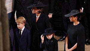 在女王的葬礼上，凯特、梅根、乔治王子和夏洛特公主站在威斯敏斯特教堂内。