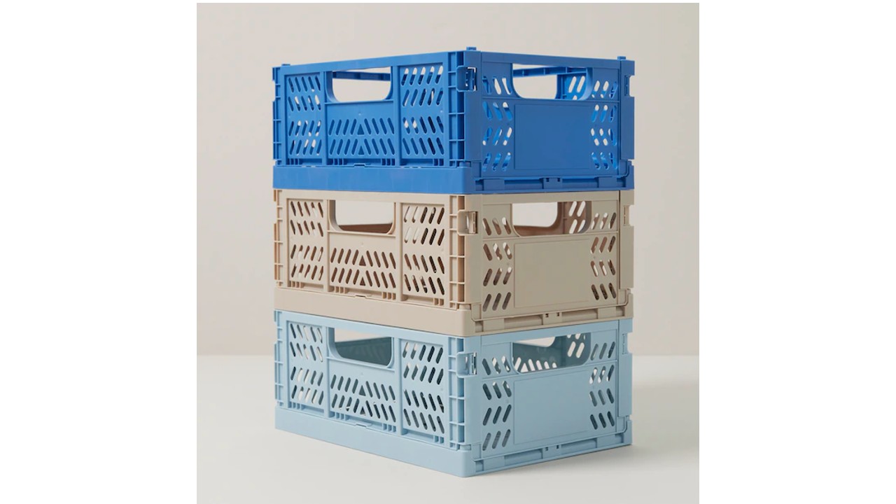 蓝色、米色和浅蓝色的塑料箱堆叠在一起