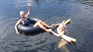 简·约翰森和苏·约翰森漂浮在水面上的照片。