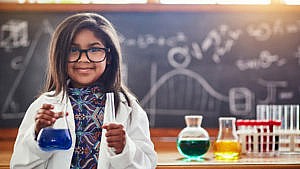 一个可爱的小女孩在科学实验室的剪影