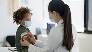 考虑让孩子接种COVID-19疫苗吗?加拿大顶级医生回答你的问题