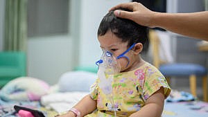婴儿感染呼吸道合胞病毒住院了