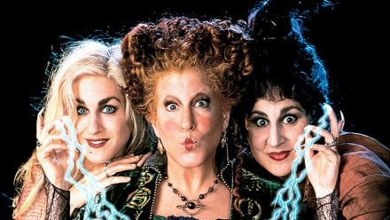 迪斯尼电影《魔女变戏法》的海报，三个女巫看起来很邪恶