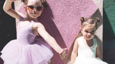 两个小女孩穿着芭蕾舞服