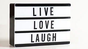 一个写着“生活爱笑”的信箱